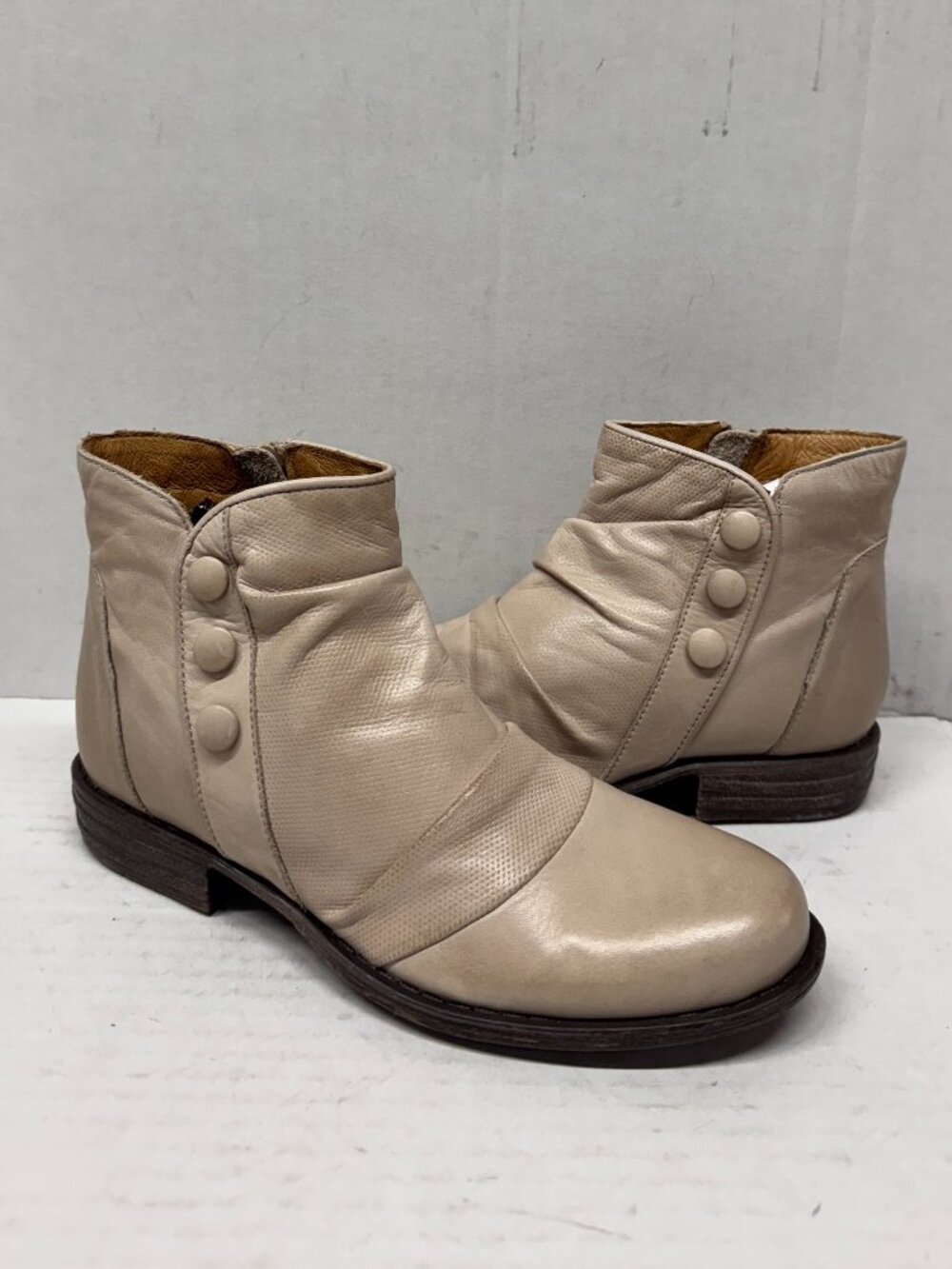 MIZ MOOZ SOFT RUCHED LEATHER BOOTIE SIDE ZIP CREAM 37EU / 7US # Z-253